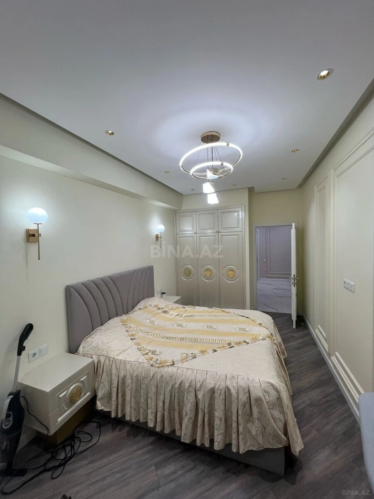 Satılır 3 otaqlı mənzil 135.5 m²