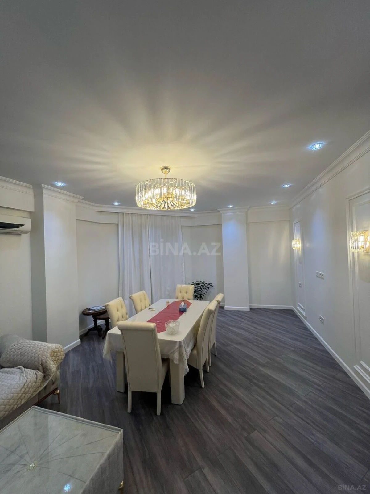 Satılır 3 otaqlı mənzil 135.5 m²