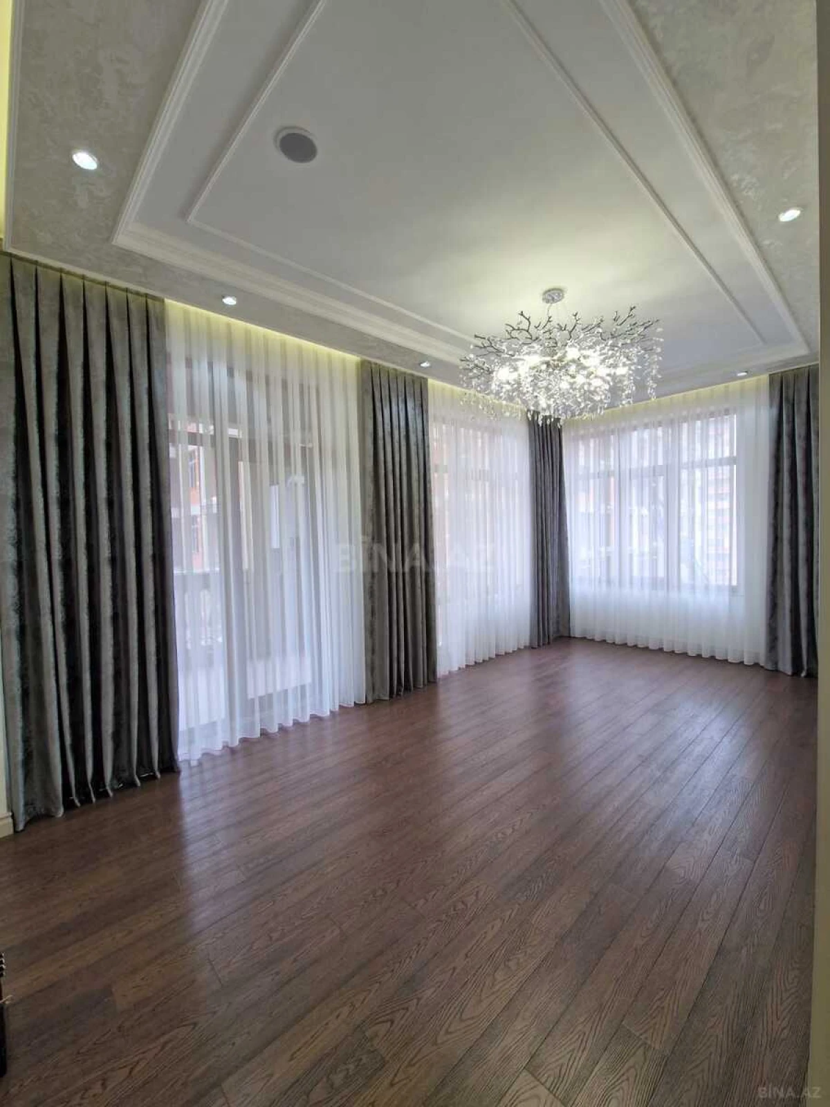 Satılır 3 otaqlı mənzil 140 m²