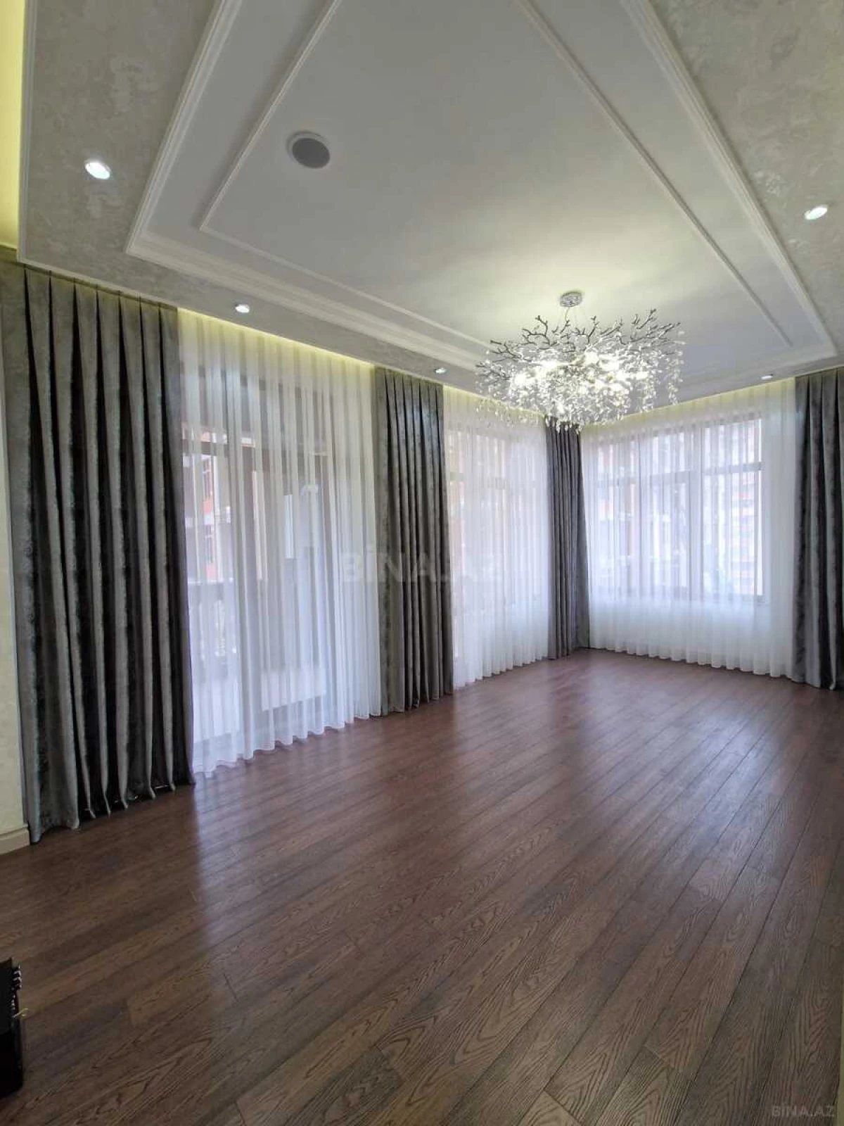 Satılır 3 otaqlı mənzil 140 m²