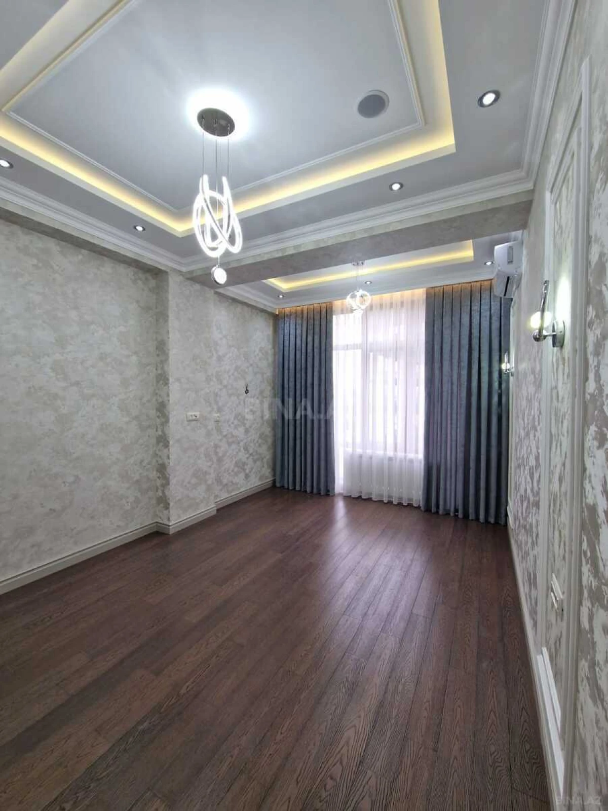 Satılır 3 otaqlı mənzil 140 m²