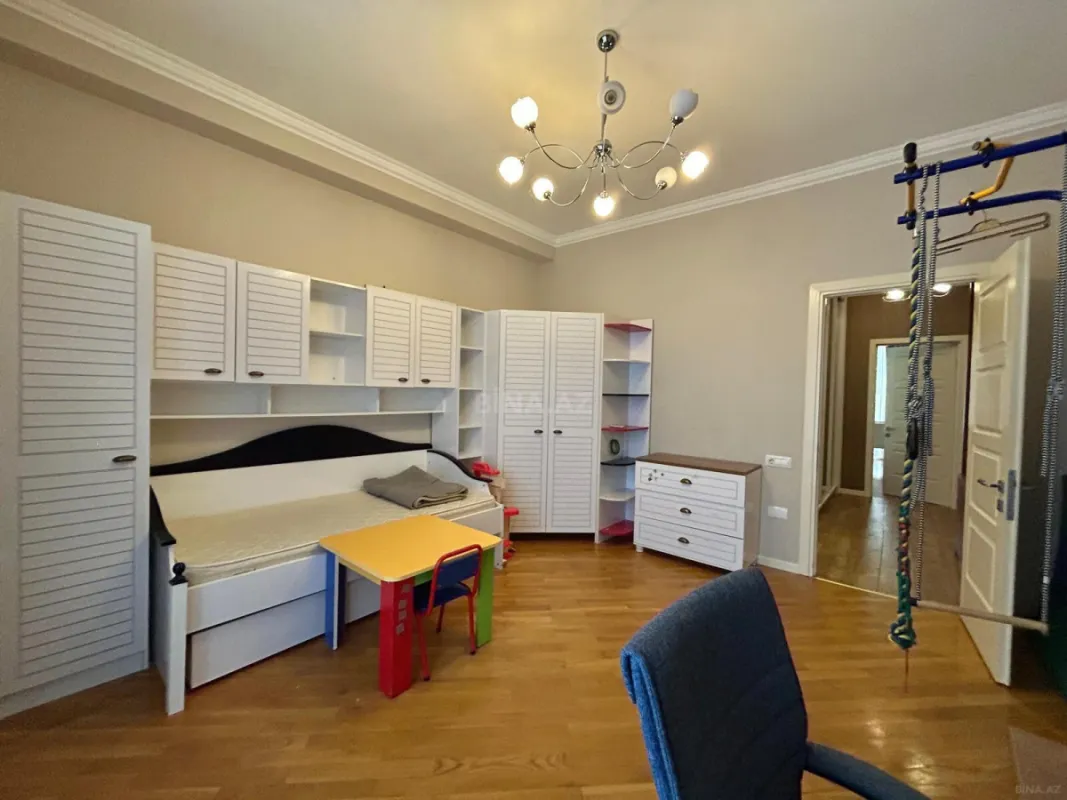 Kirayə verilir 3 otaqlı mənzil 132 m²