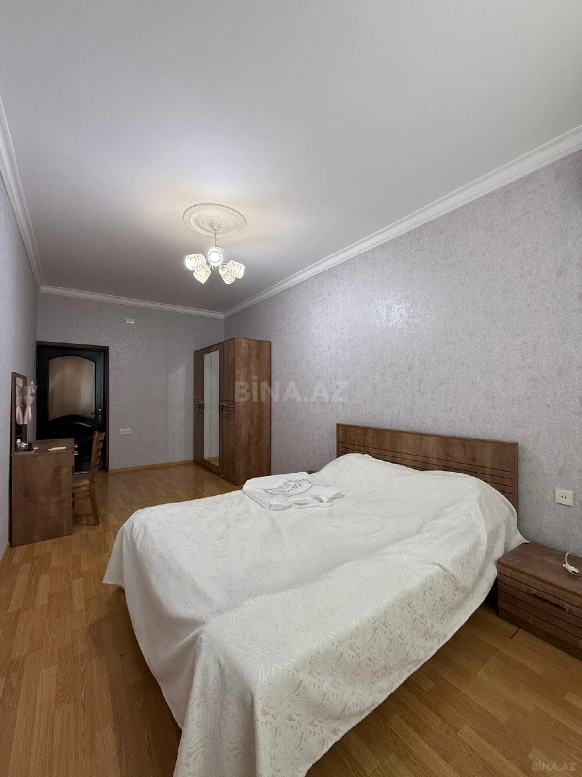 Satılır 3 otaqlı mənzil 133 m²