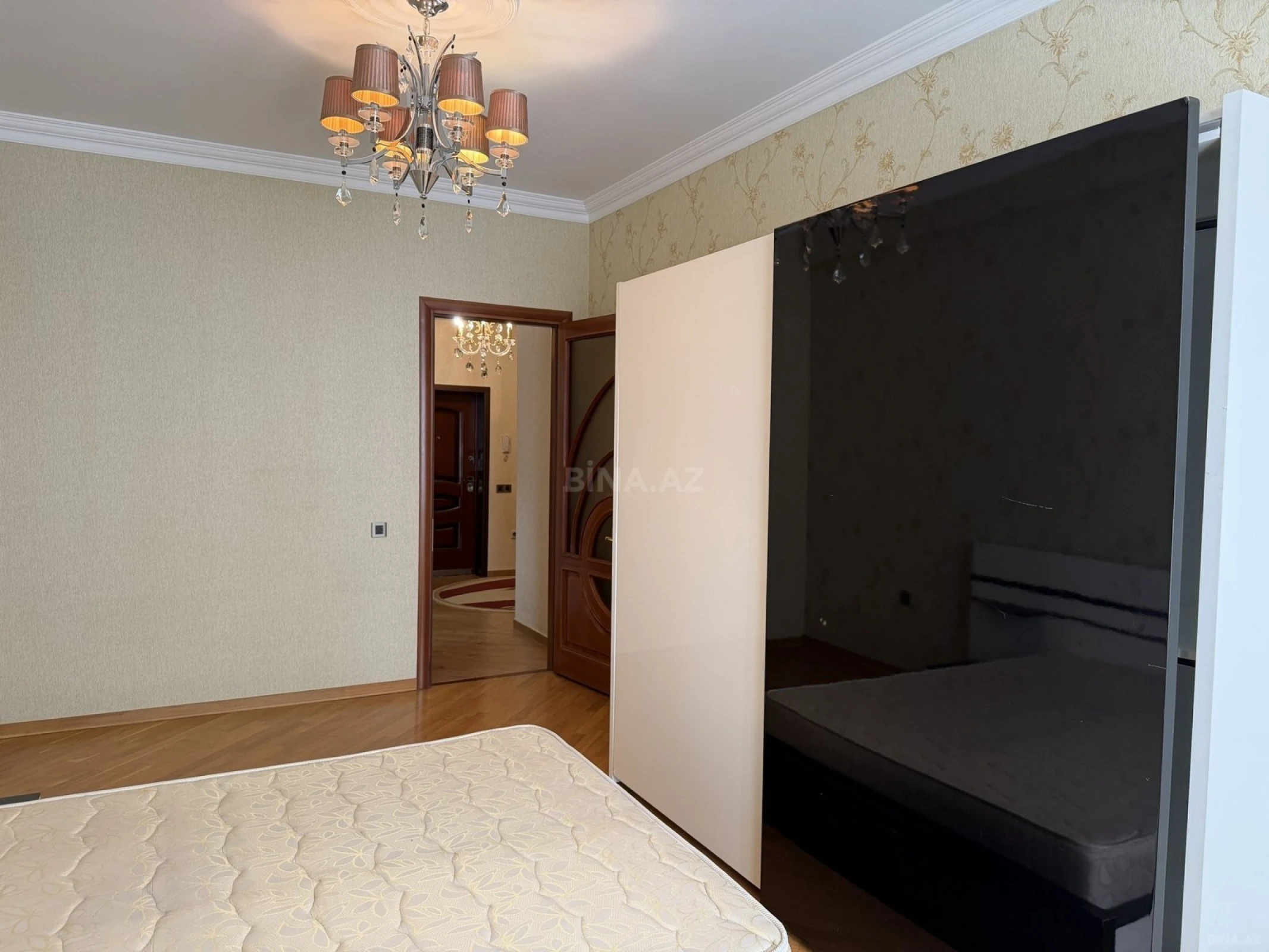 Satılır 2 otaqlı mənzil 106 m²