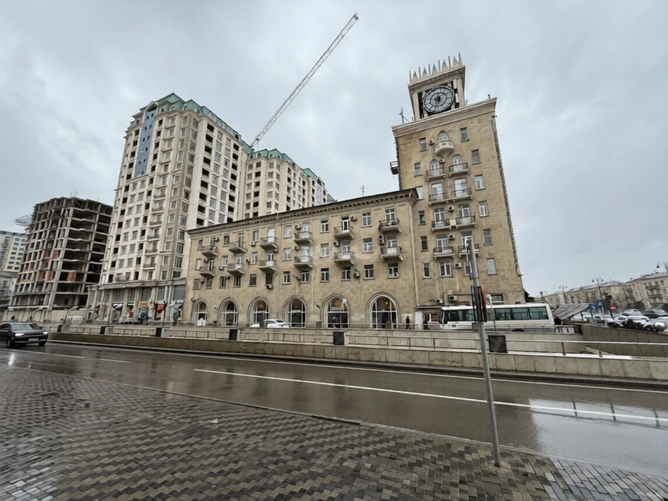 Satılır 3 otaqlı mənzil 137 m²