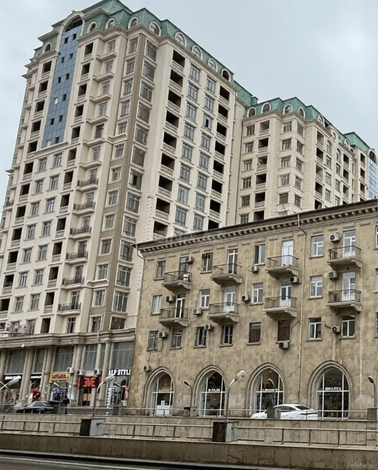 Satılır 3 otaqlı mənzil 137 m²