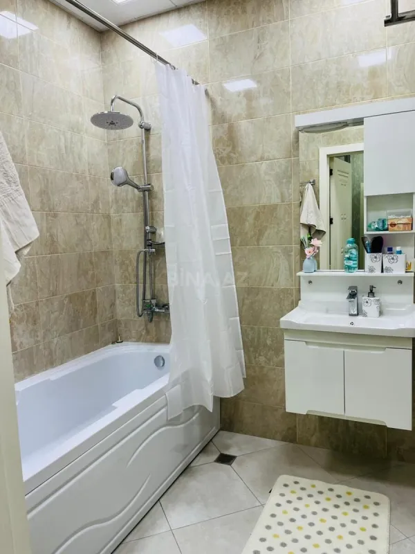 Satılır 4 otaqlı mənzil 230 m²