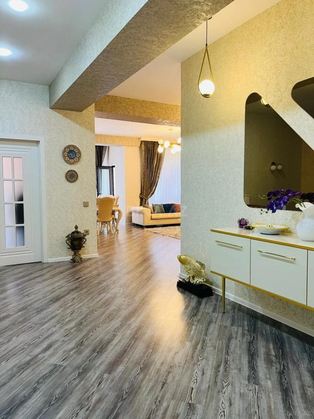 Satılır 4 otaqlı mənzil 230 m²