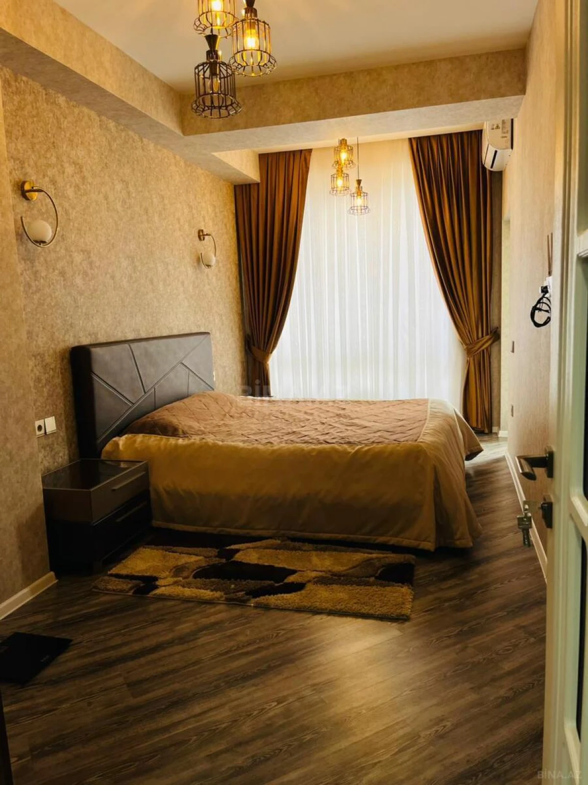 Satılır 4 otaqlı mənzil 230 m²