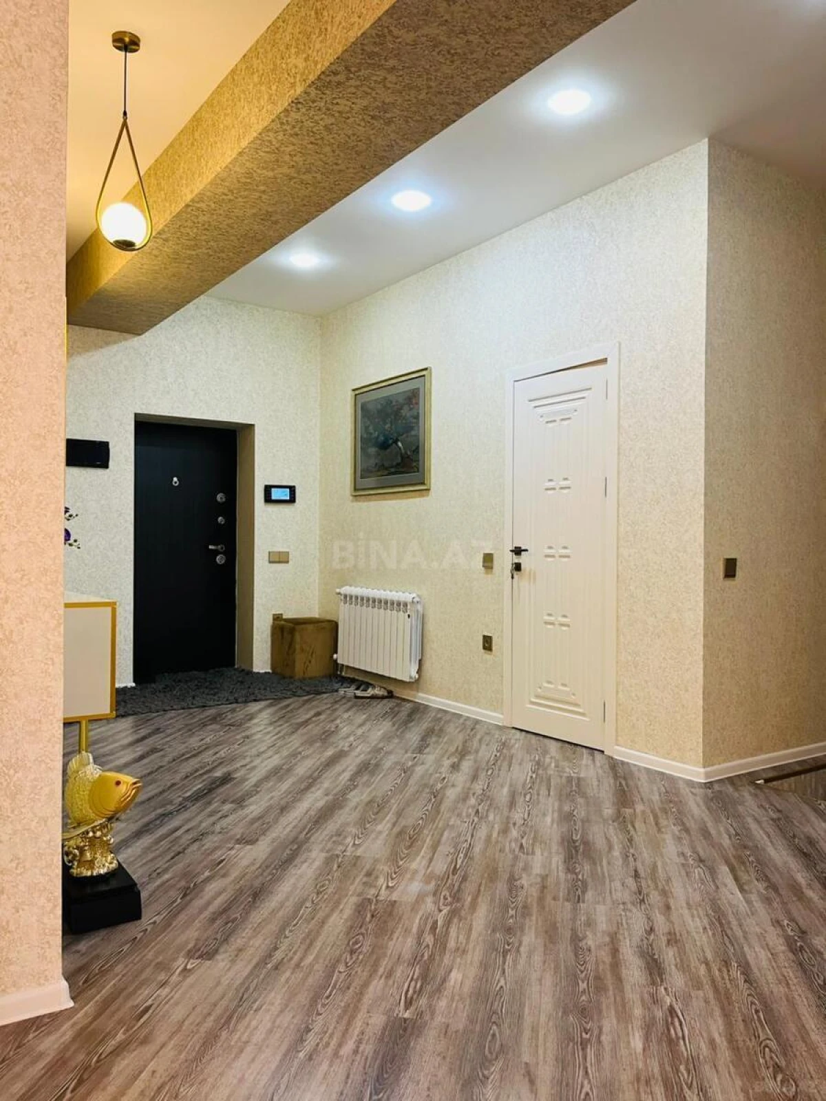 Satılır 4 otaqlı mənzil 230 m²