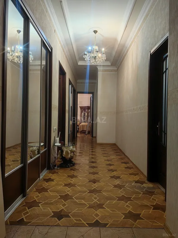 Satılır 4 otaqlı mənzil 130 m²