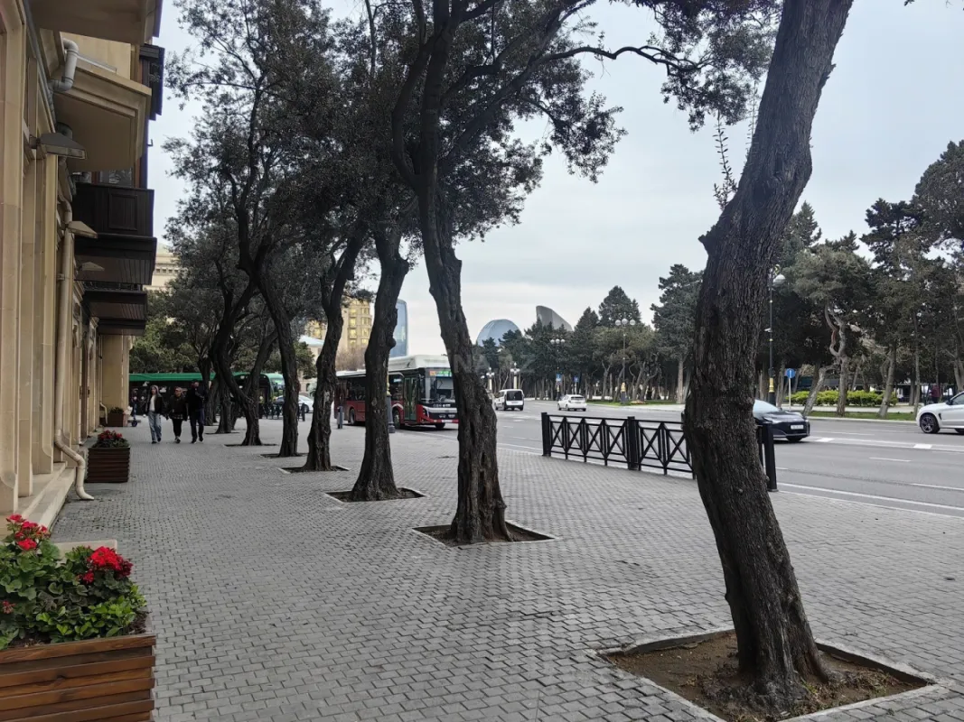 Satılır 4 otaqlı mənzil 130 m²