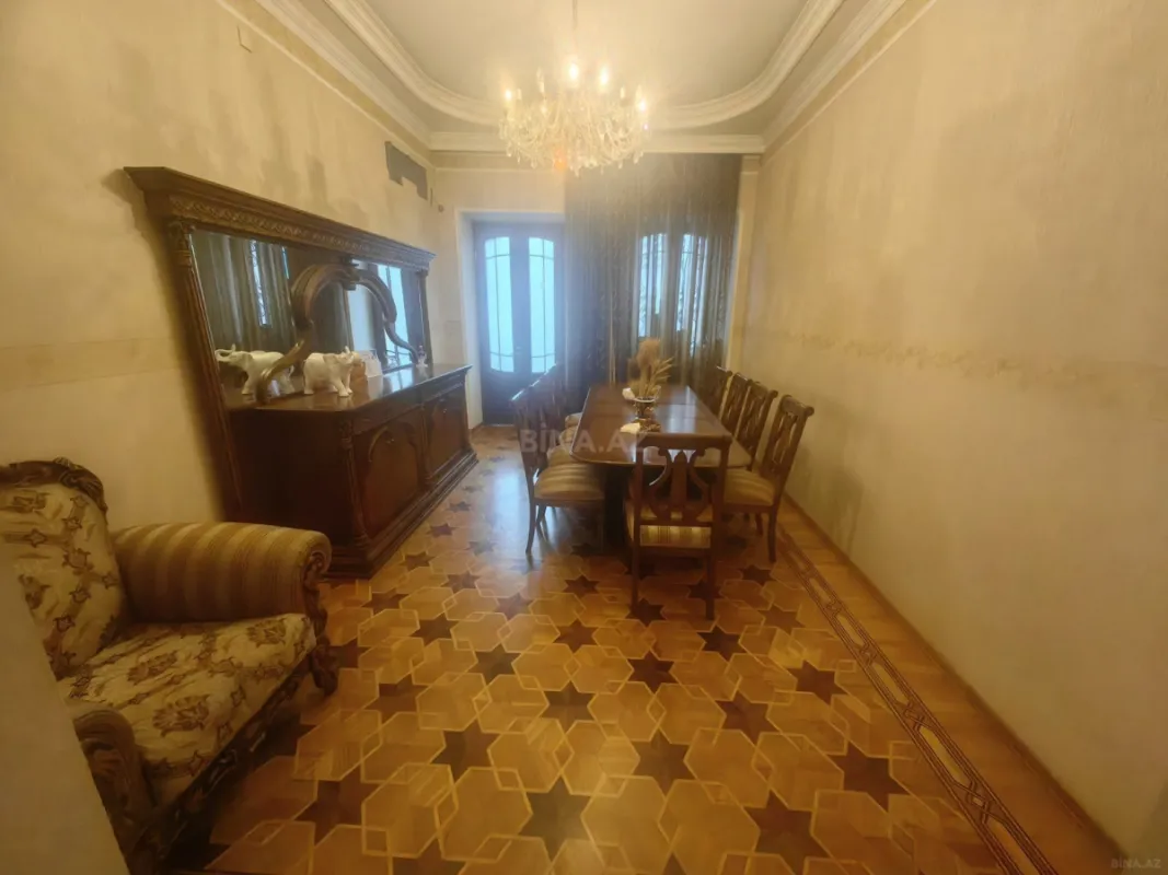 Satılır 4 otaqlı mənzil 130 m²