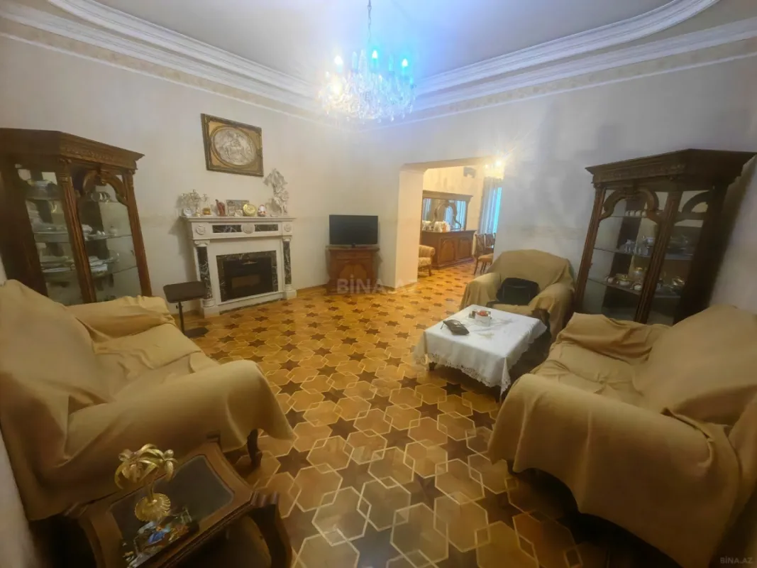 Satılır 4 otaqlı mənzil 130 m²