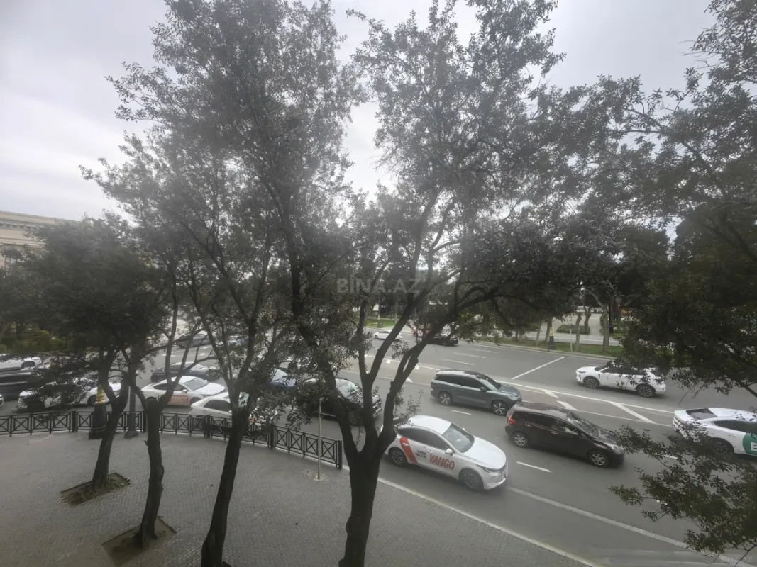 Satılır 4 otaqlı mənzil 130 m²