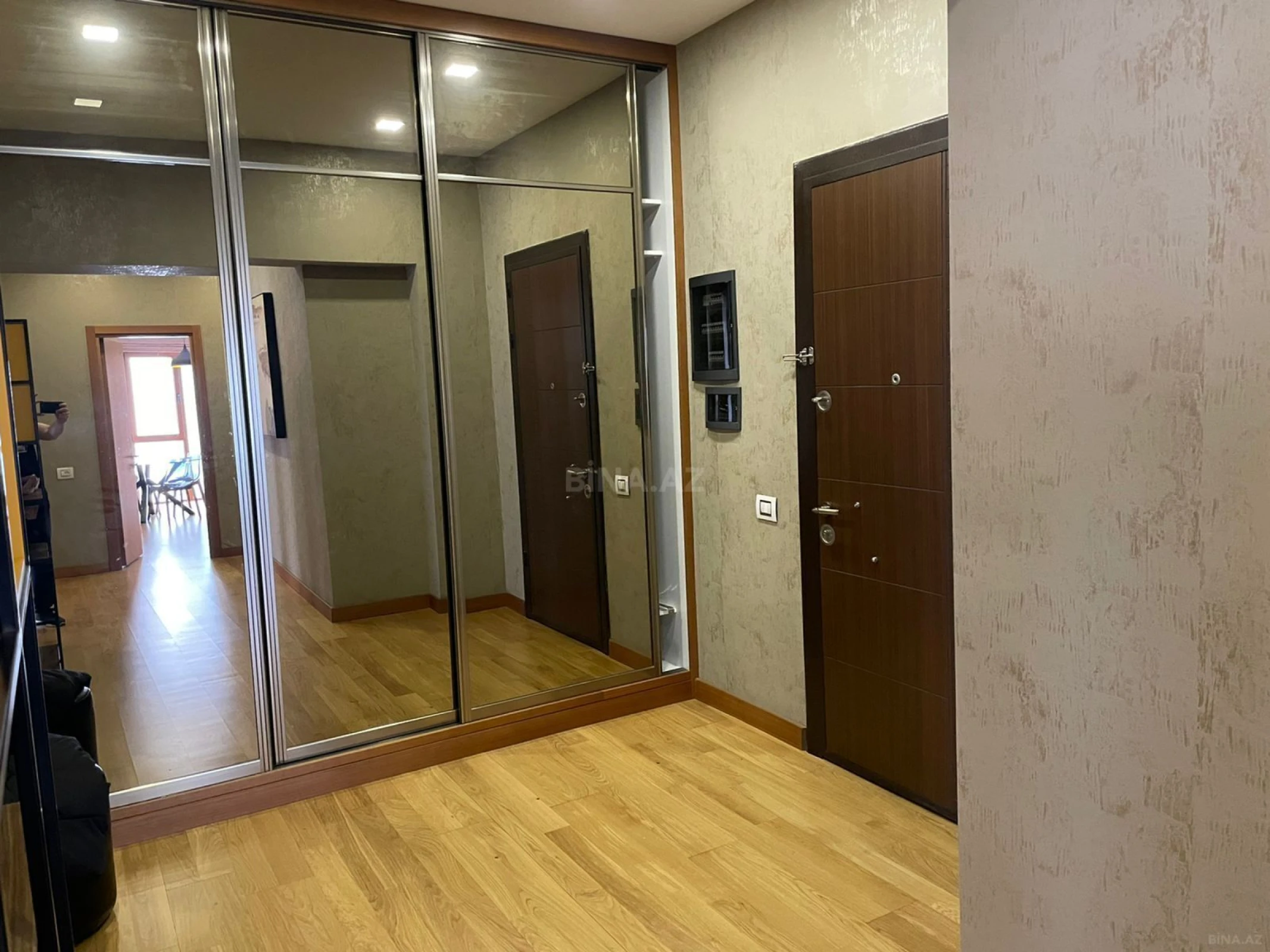 Kirayə verilir 3 otaqlı mənzil 180 m²