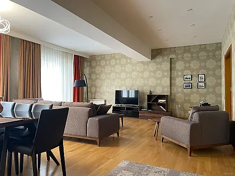 Kirayə verilir 3 otaqlı mənzil 180 m²