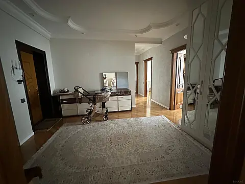 Satılır 3 otaqlı mənzil 125 m²