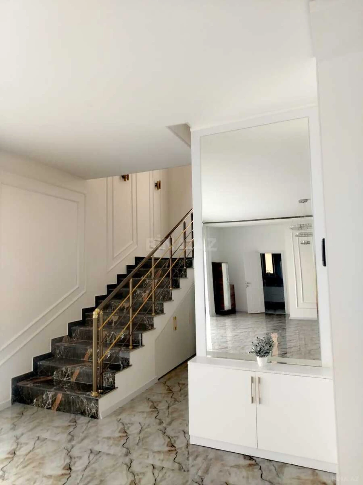 Satılır 6 otaqlı həyət evi 450 m²