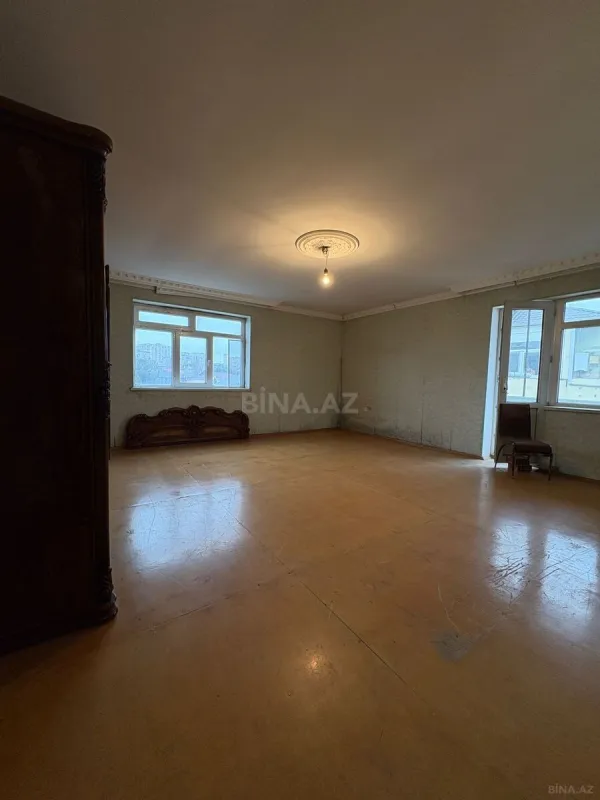 Satılır 4 otaqlı mənzil 130 m²