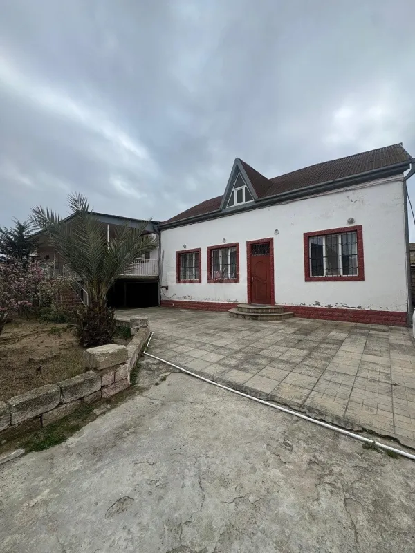 Satılır 8 otaqlı həyət evi 450 m²