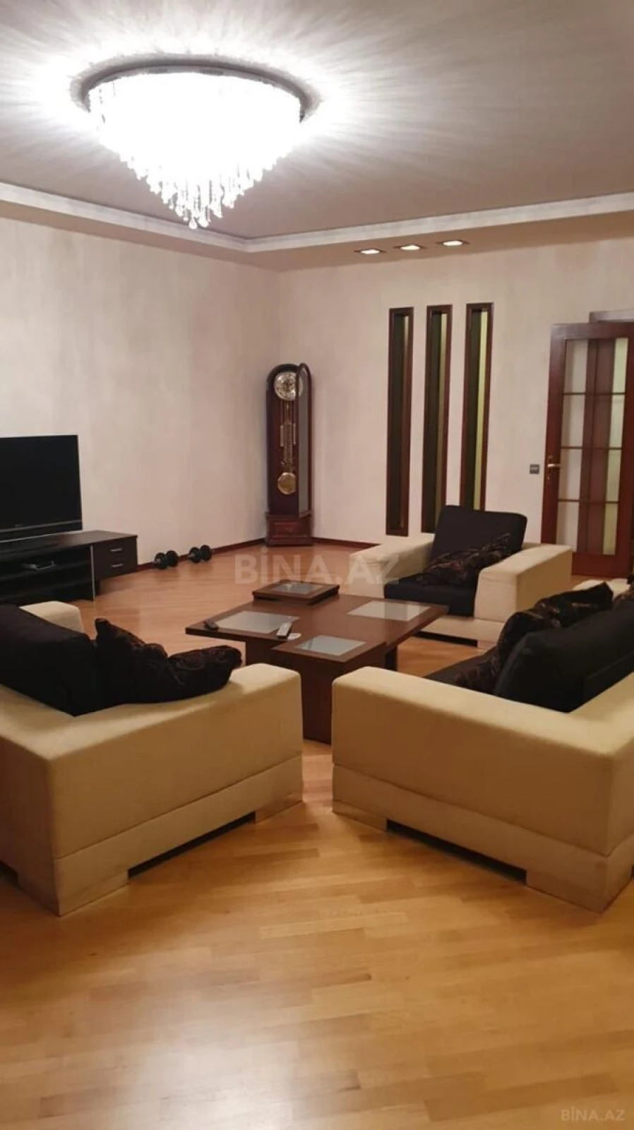 Satılır 4 otaqlı mənzil 186 m²