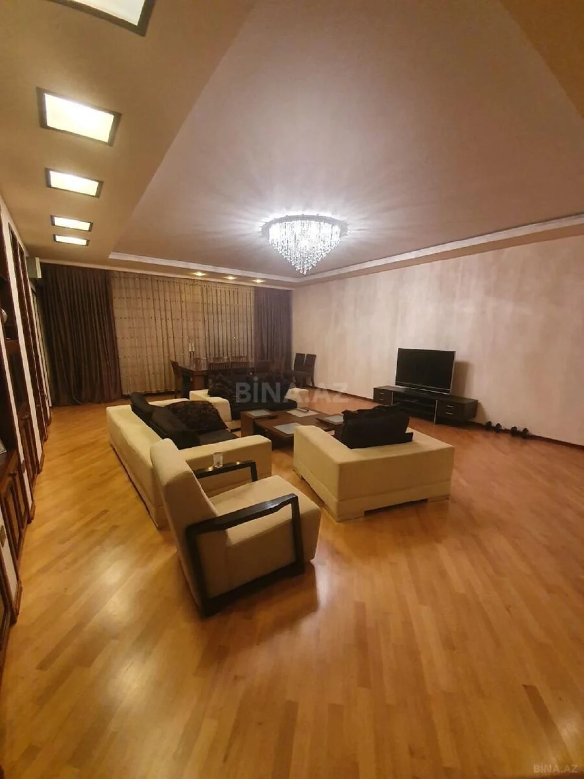 Satılır 4 otaqlı mənzil 186 m²