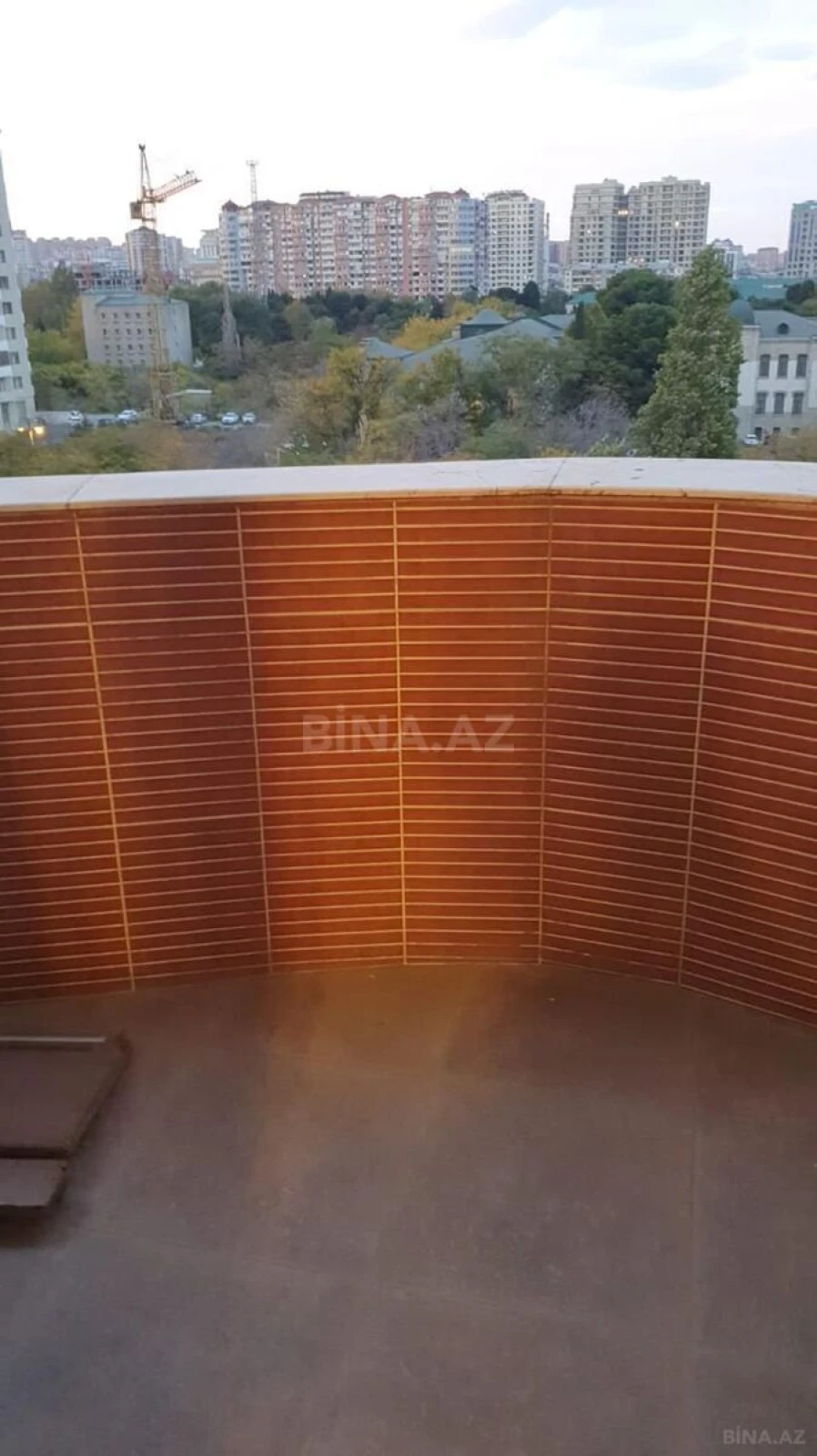 Satılır 4 otaqlı mənzil 186 m²