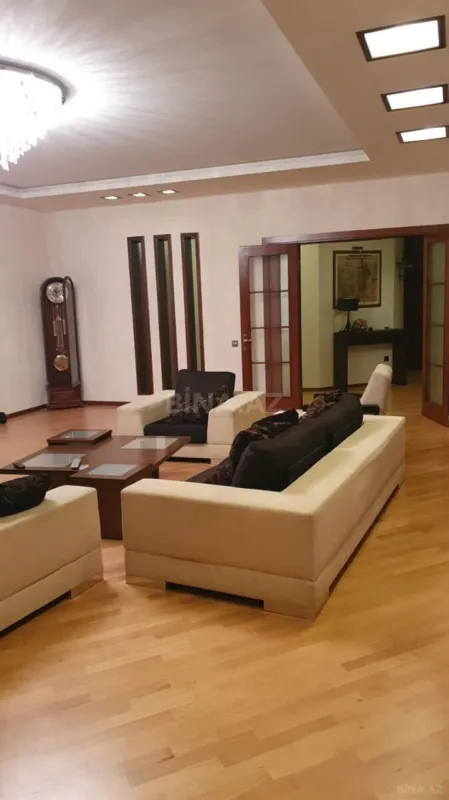 Satılır 4 otaqlı mənzil 186 m²