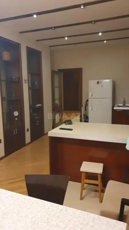Satılır 4 otaqlı mənzil 186 m²