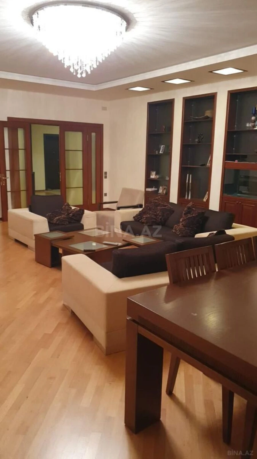 Satılır 4 otaqlı mənzil 186 m²