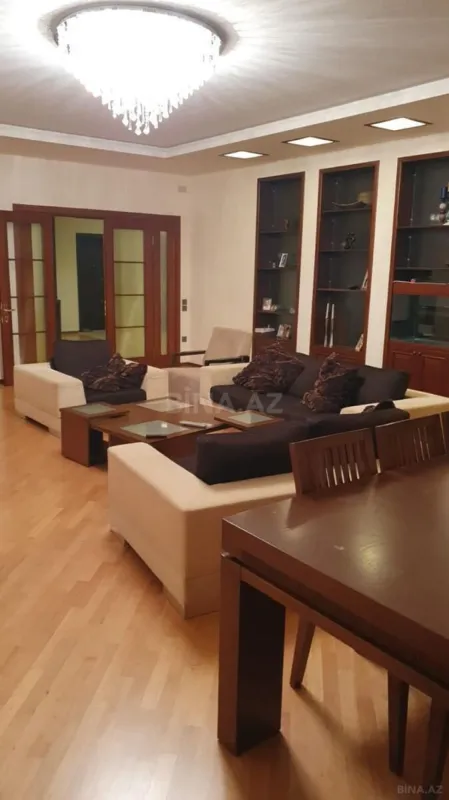 Satılır 4 otaqlı mənzil 186 m²