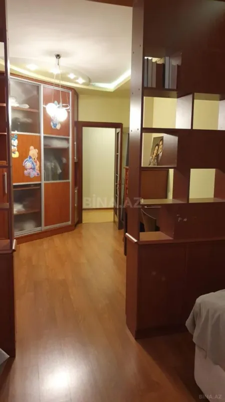 Satılır 4 otaqlı mənzil 186 m²