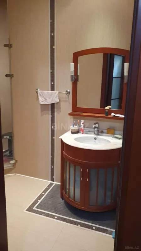 Satılır 4 otaqlı mənzil 186 m²