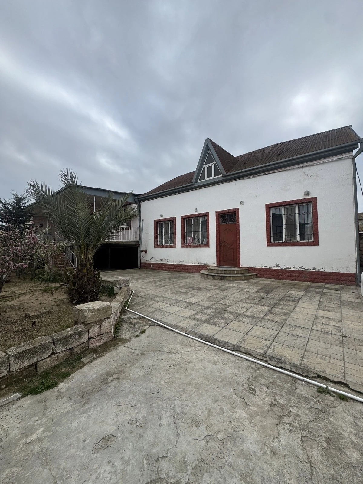 Satılır 6 otaqlı həyət evi 400 m²