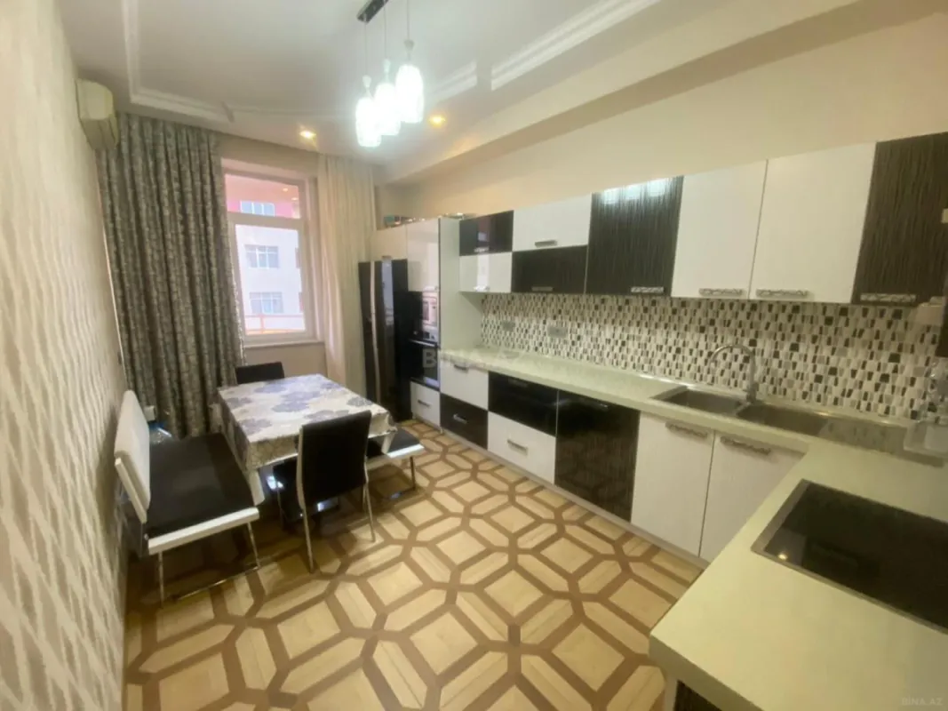 Satılır 3 otaqlı mənzil 135 m²