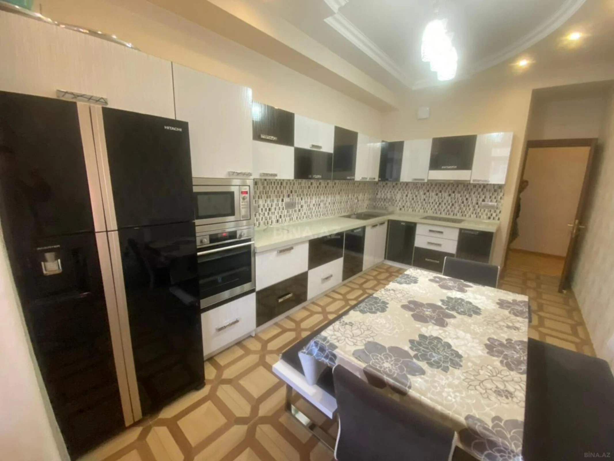 Satılır 3 otaqlı mənzil 135 m²