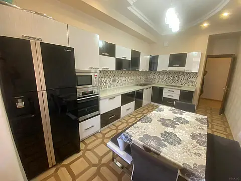 Satılır 3 otaqlı mənzil 135 m²