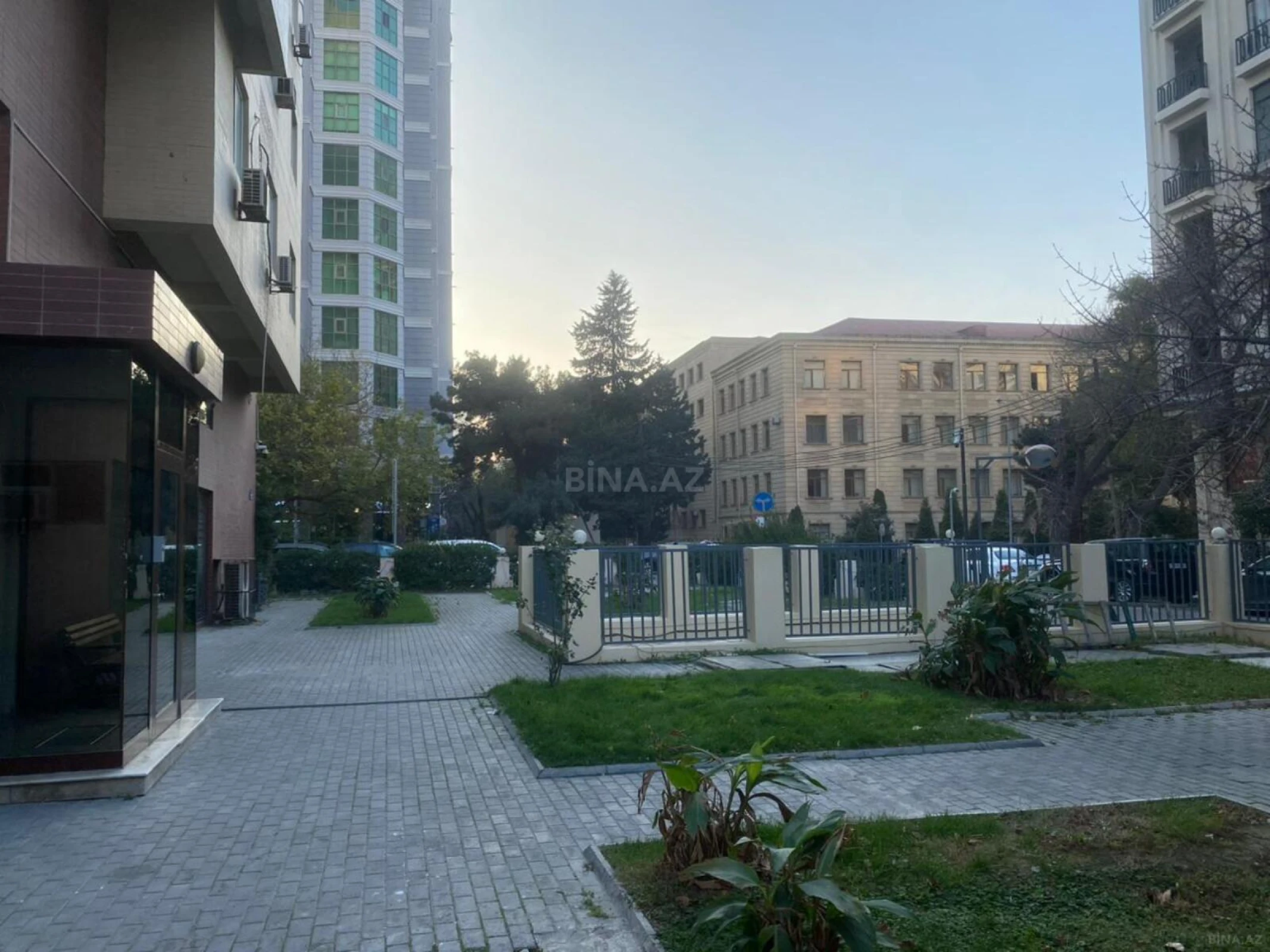 Satılır 3 otaqlı mənzil 135 m²