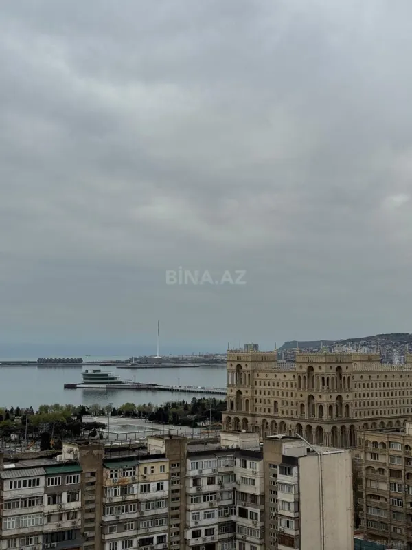 Satılır 4 otaqlı mənzil 210 m²