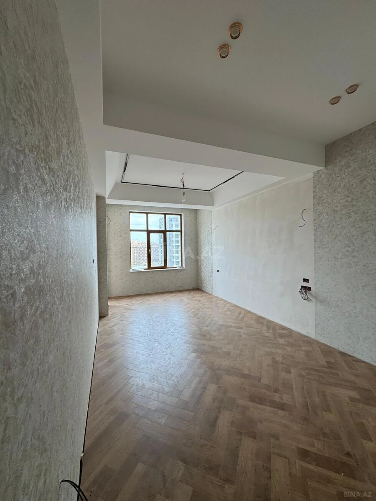 Satılır 4 otaqlı mənzil 210 m²