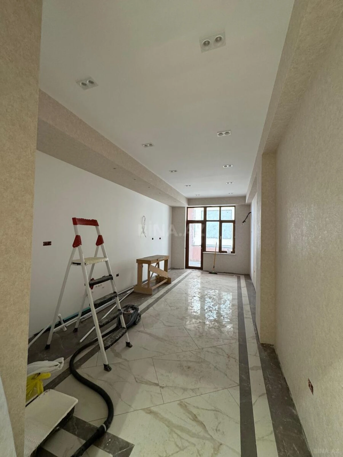 Satılır 4 otaqlı mənzil 210 m²