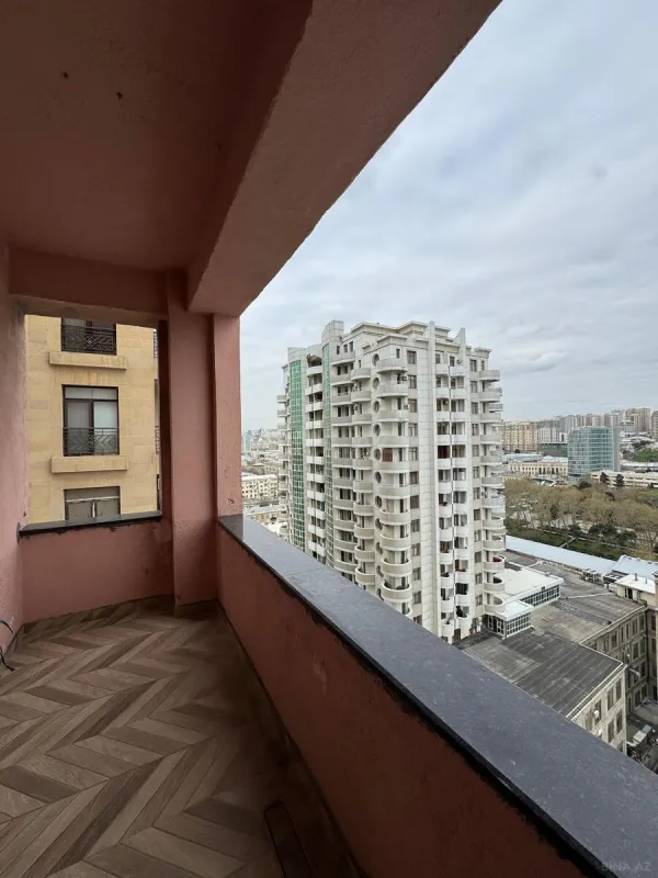 Satılır 4 otaqlı mənzil 210 m²