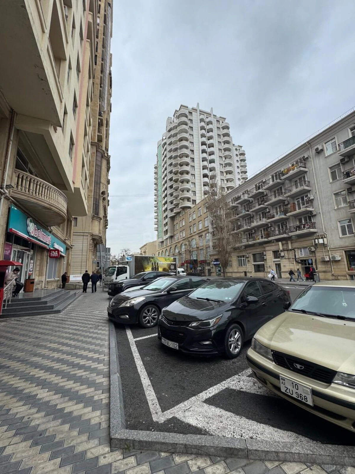 Satılır 4 otaqlı mənzil 210 m²
