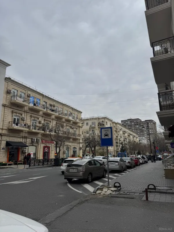 Satılır 4 otaqlı mənzil 210 m²