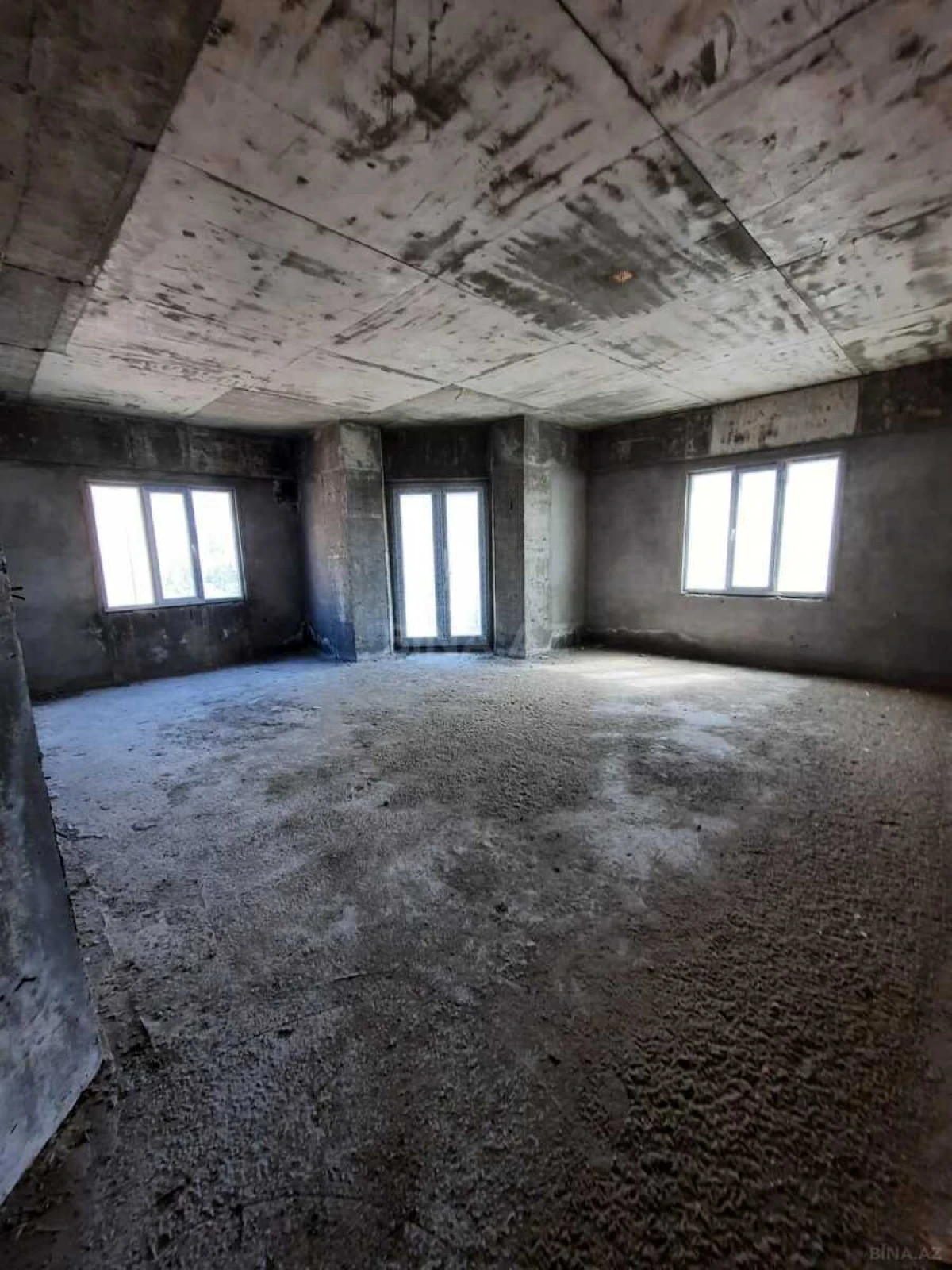 Satılır 4 otaqlı mənzil 178 m²