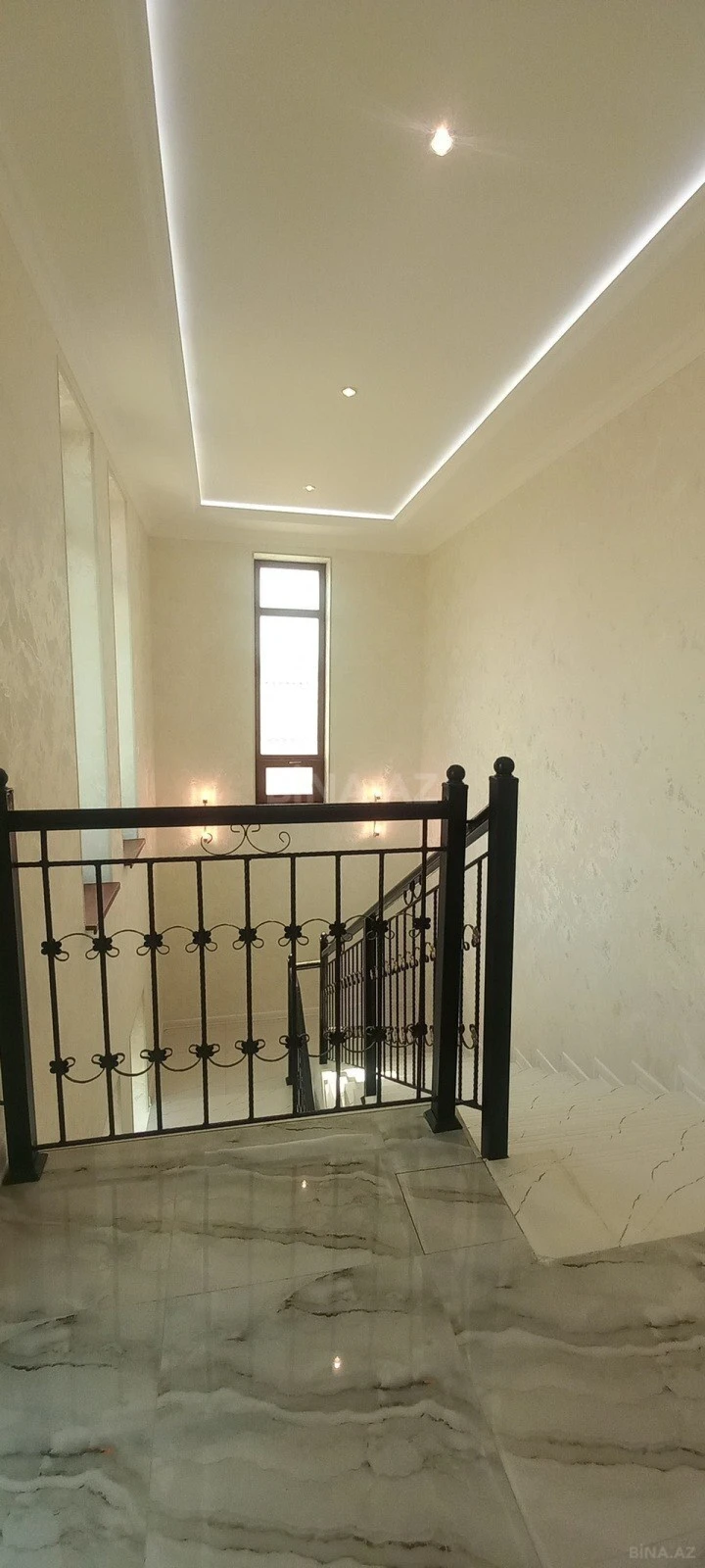 Satılır 6 otaqlı həyət evi 300 m²