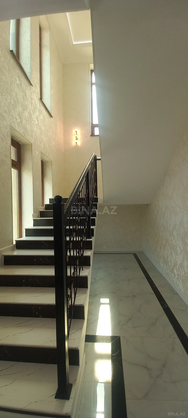 Satılır 6 otaqlı həyət evi 300 m²