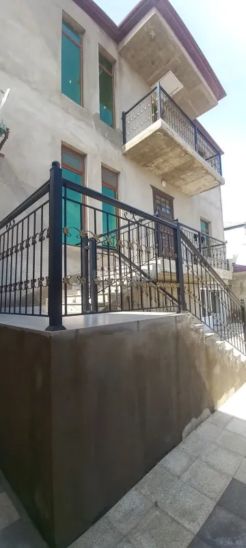 Satılır 6 otaqlı həyət evi 300 m²