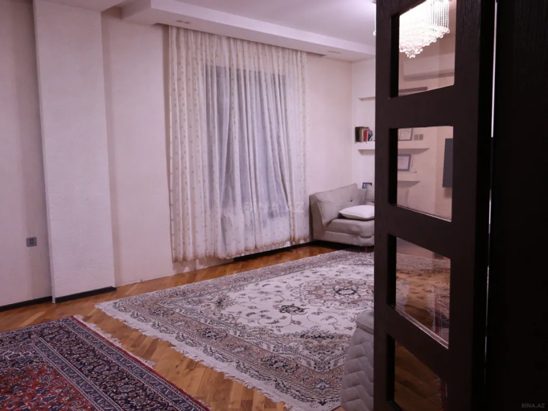 Satılır 6 otaqlı həyət evi 240 m²